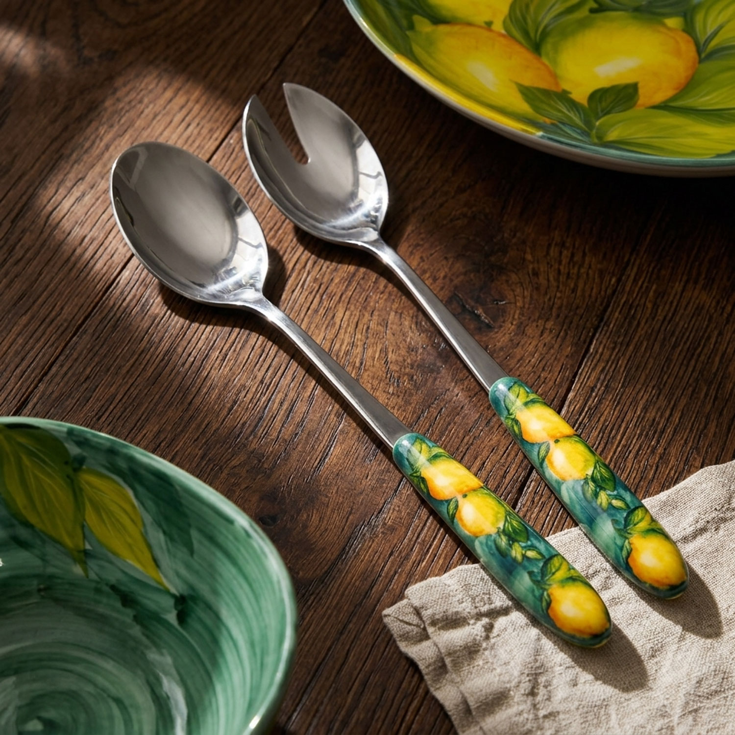 Salad cutlery with lemons