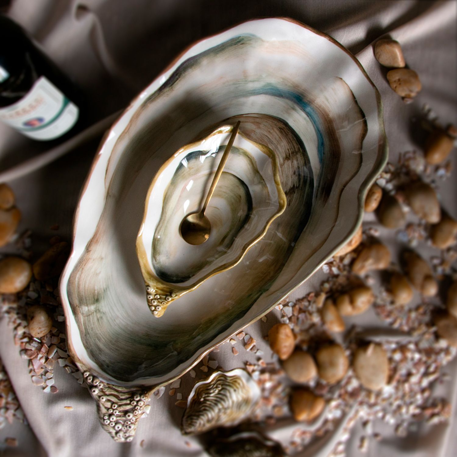 Vassoio grande in ceramica decorata ostrica