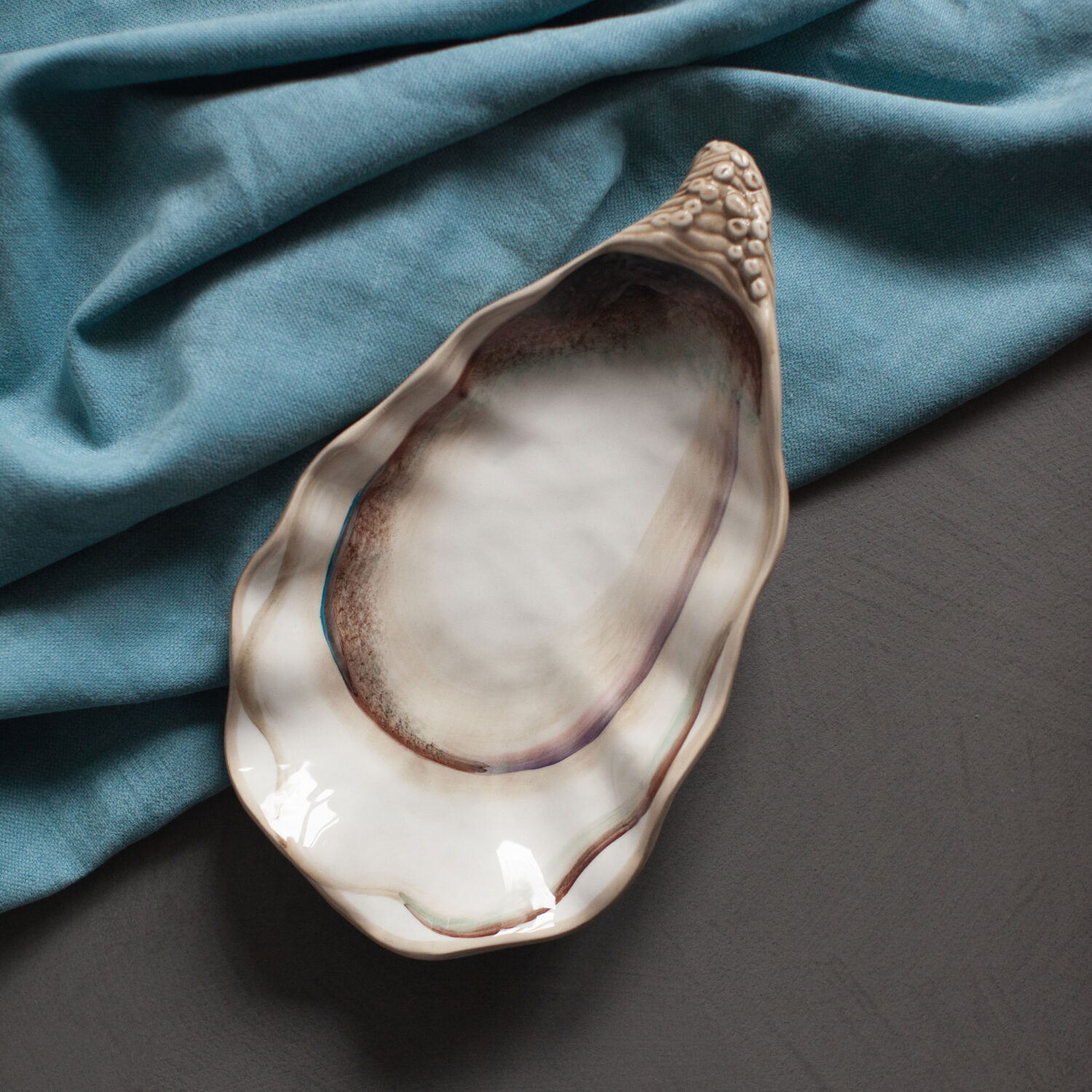 Vassoio medio in ceramica decorata ostrica