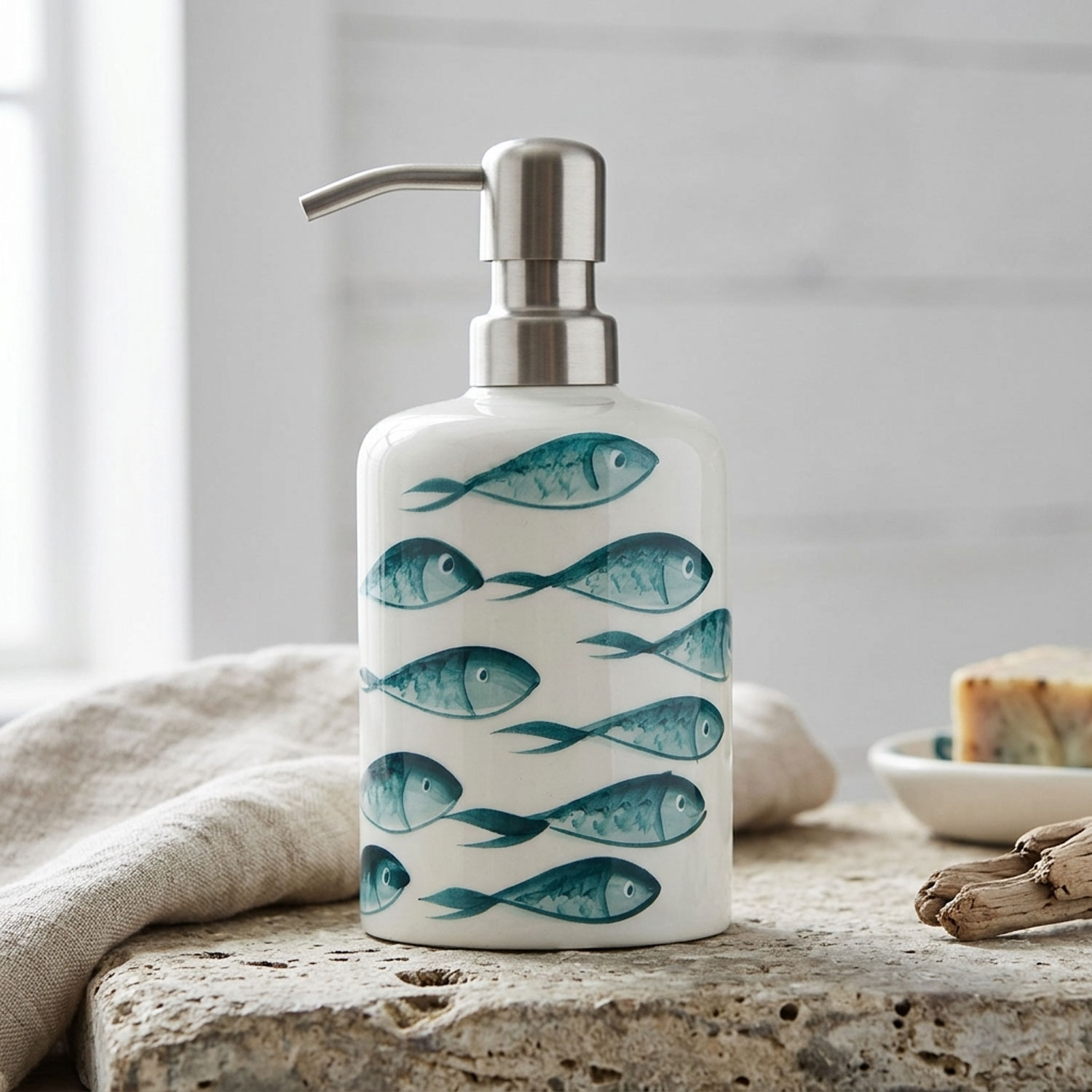 Dispenser in ceramica decorata pesci