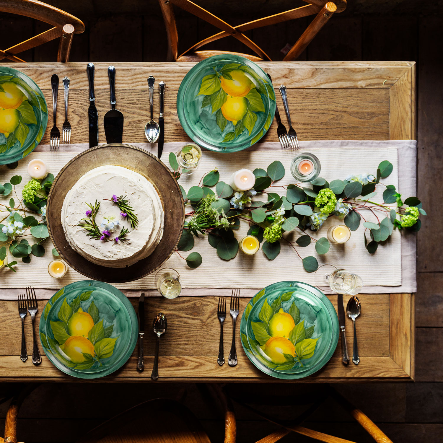 Tischgeschirr mit zitronen