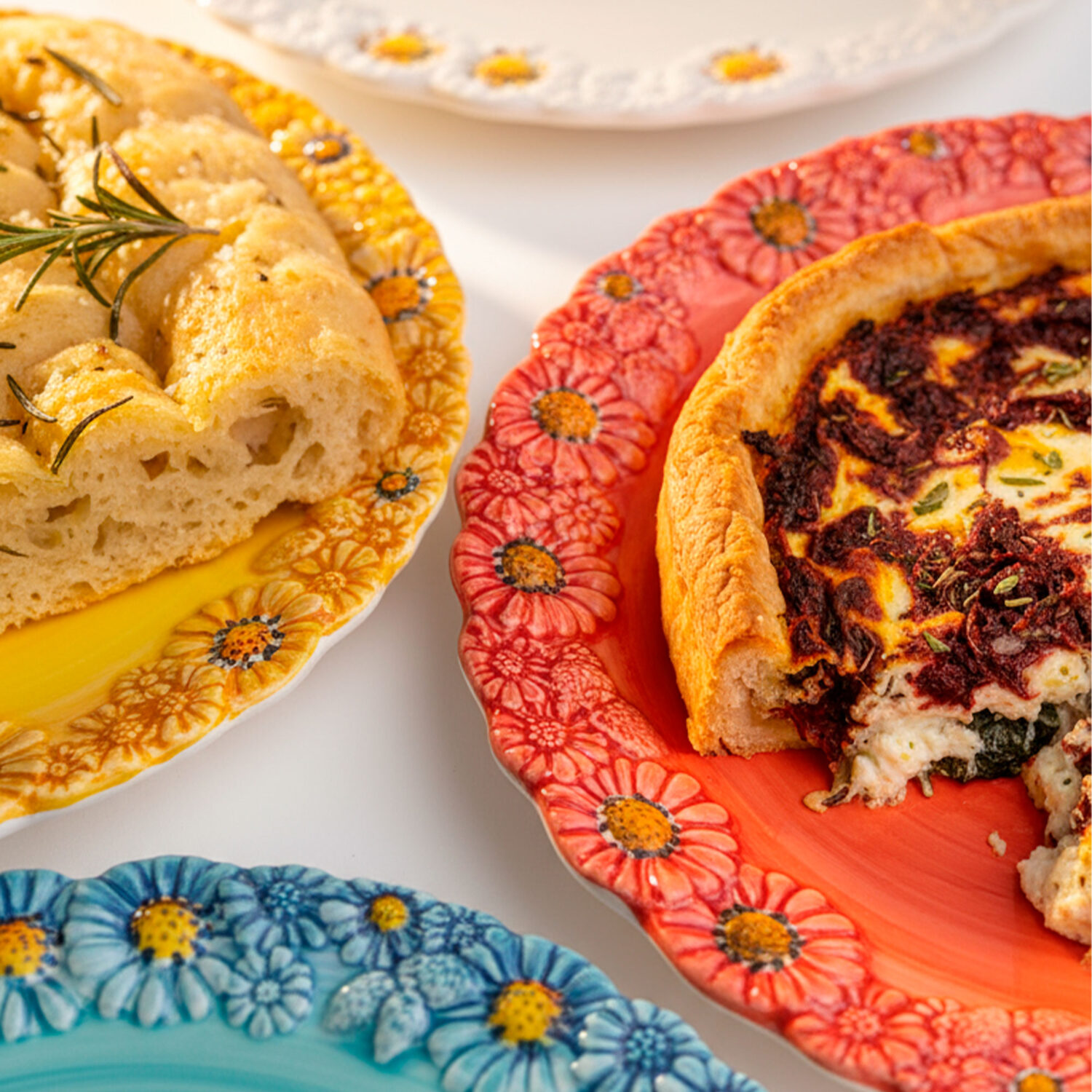 Piatto piano in ceramica decorata margherite rosse