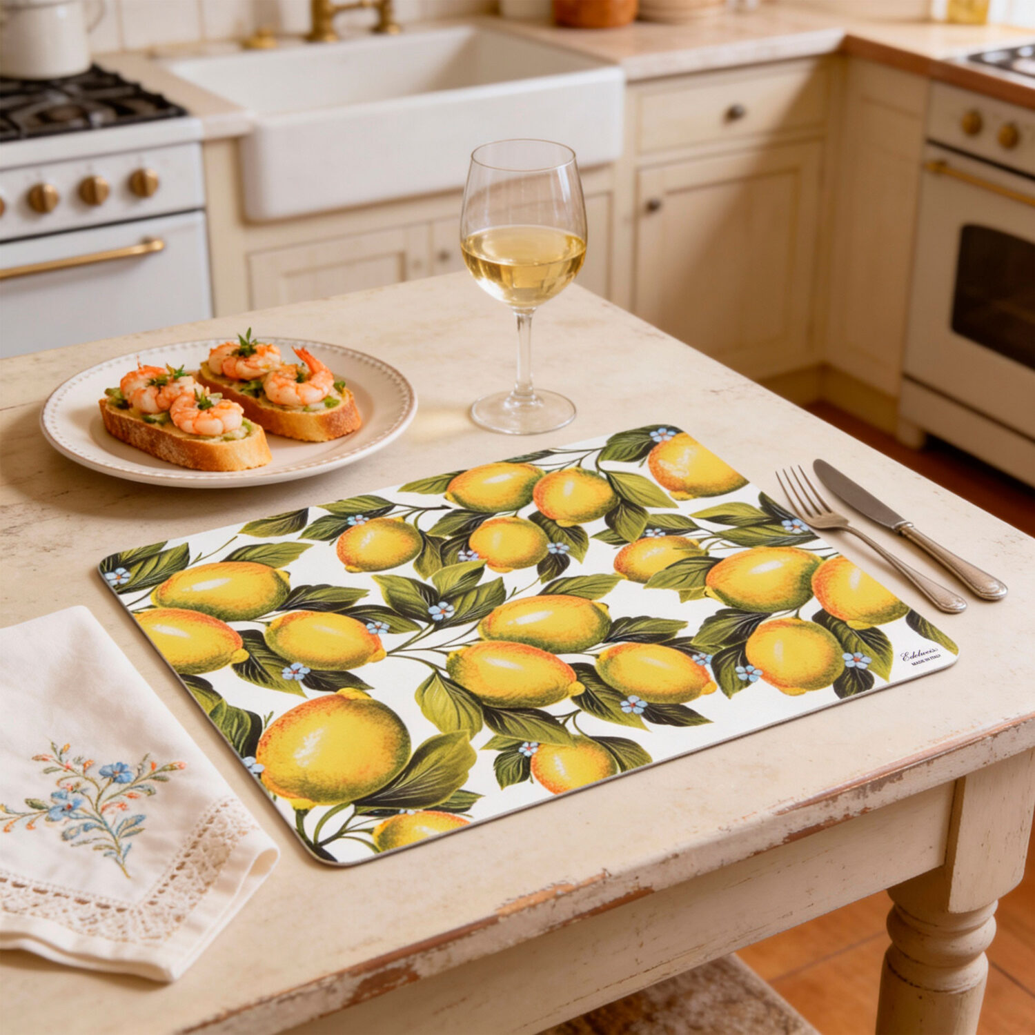 Placemat with lemons