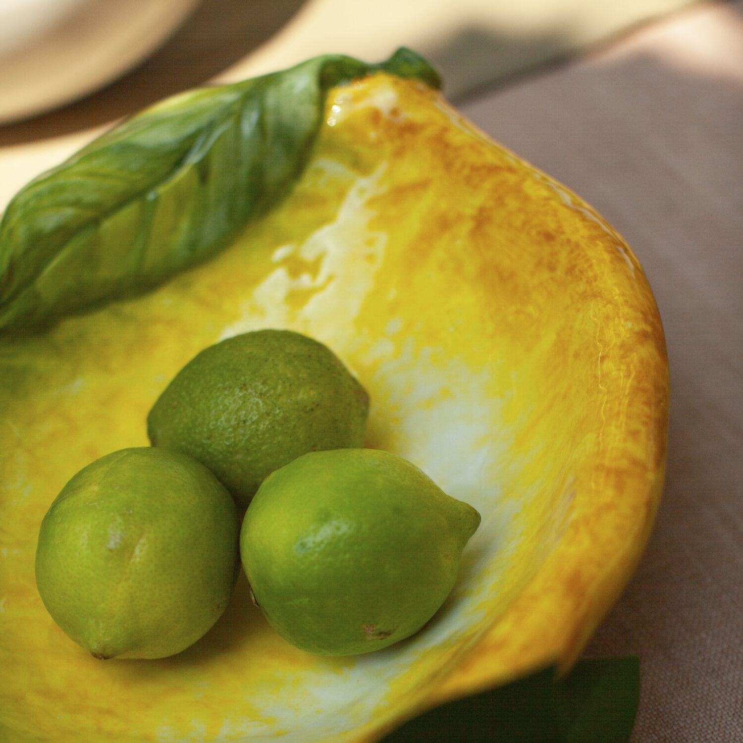 Ciotola in ceramica decorata a forma di limone