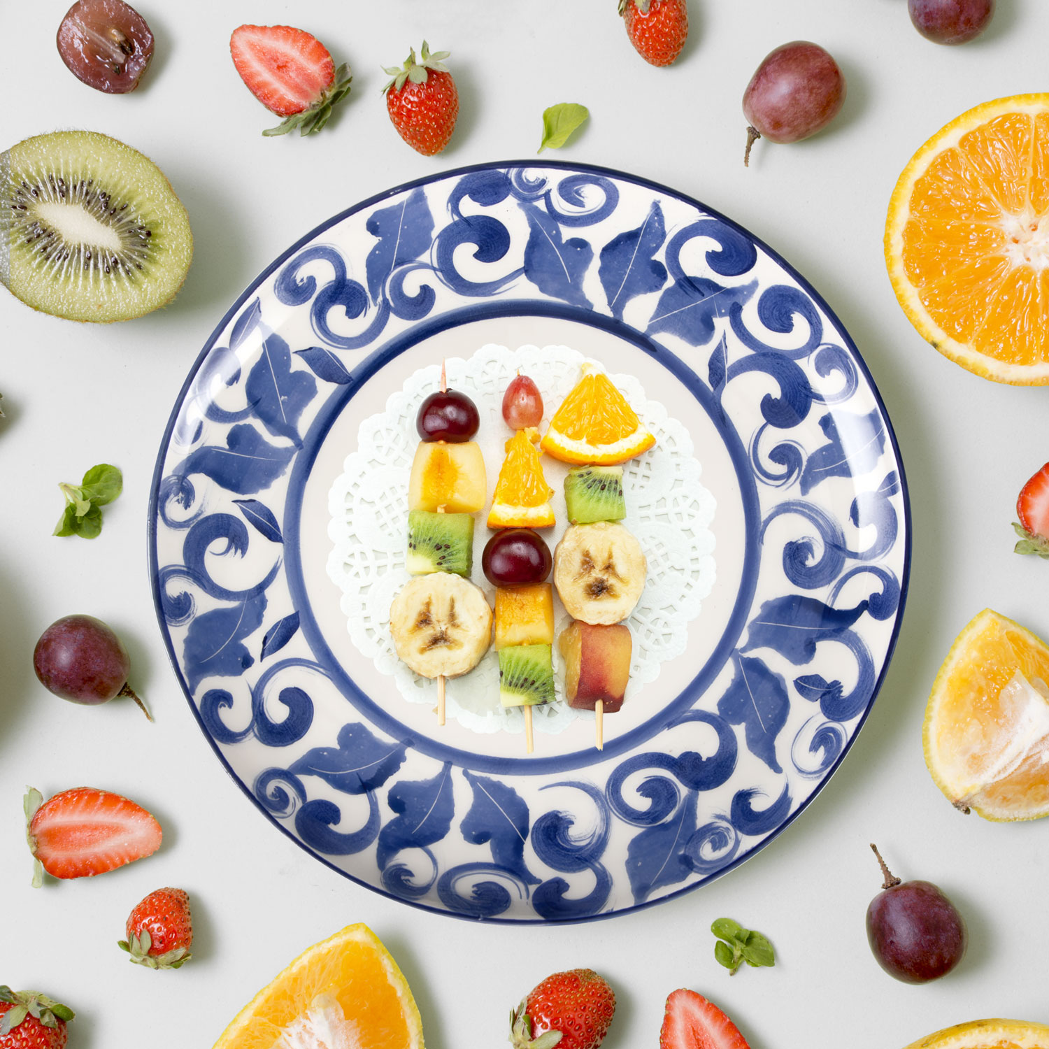 Keramischer Obstteller dekoriert Zitronen Damast blau