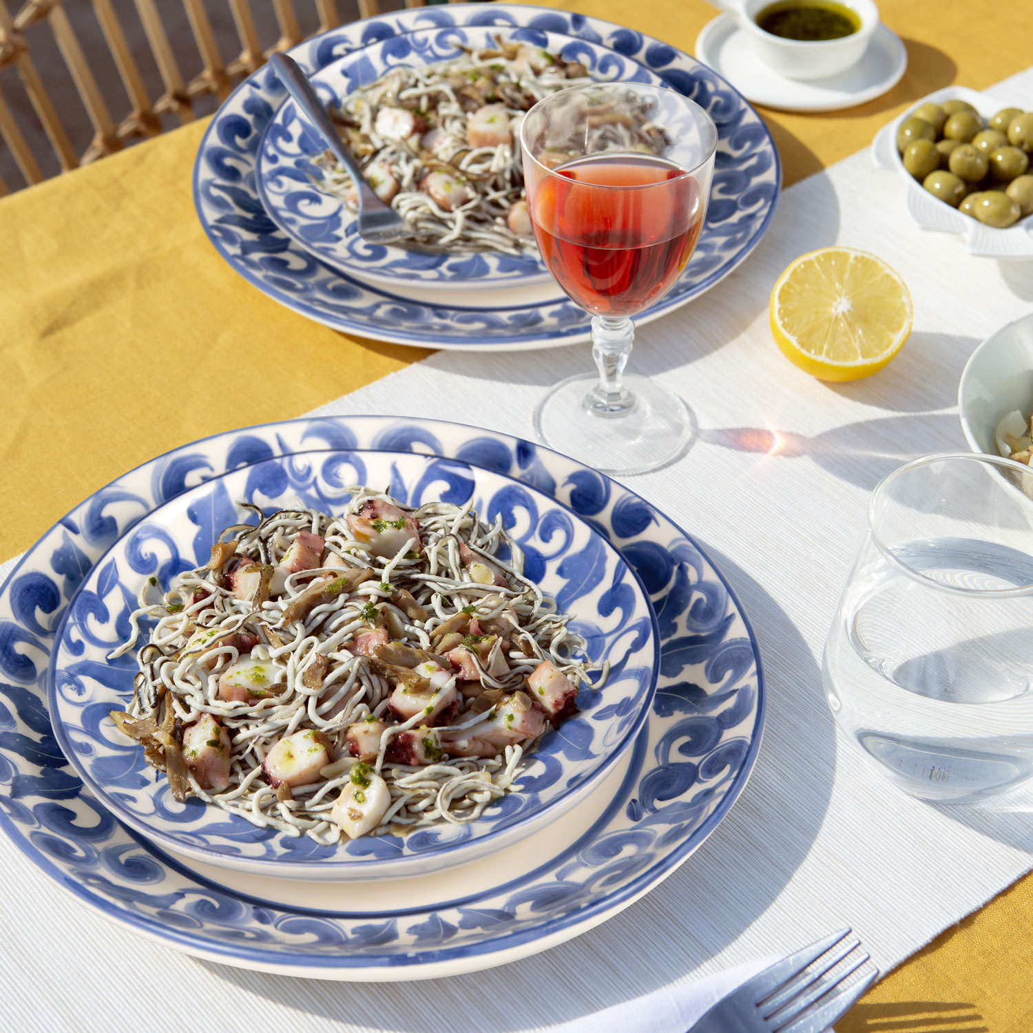 Piatto piano in ceramica decorata limoni e damascato blu