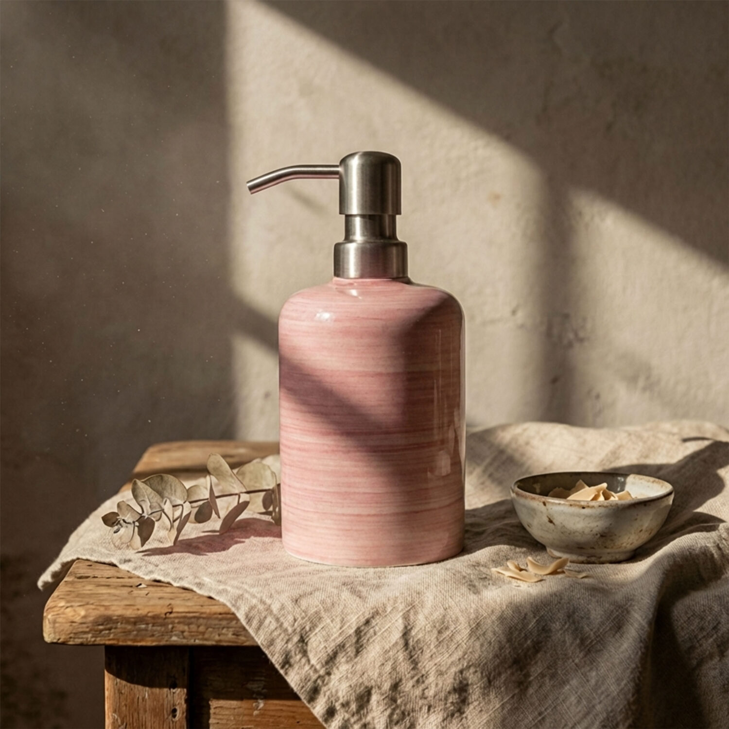 Dispenser in ceramica decorata rosa